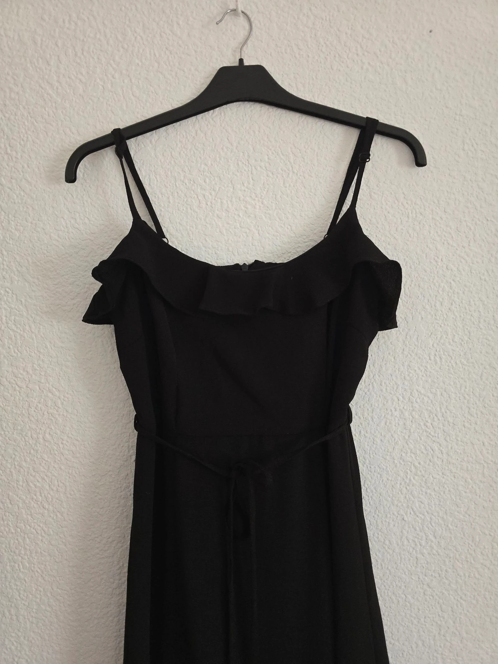 Amisu Vestido Maxi Preto com Gola de Babado Alças Ajustáveis Fenda Lateral Amarração na Cintura Tamanho P – photo 4